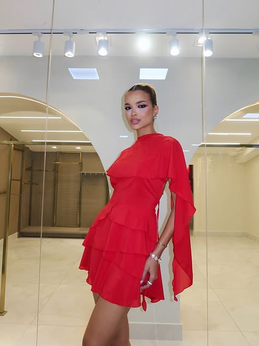 Vestido vermelho de manga capa diante do espelho em arco da loja La Vicci