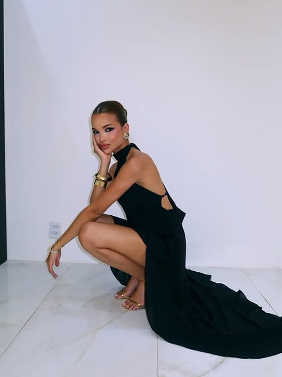 Vestido longo preto com cauda